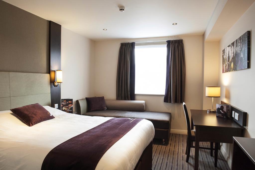 Premier Inn Glasgow East Kilbride - Peel Park Room photo