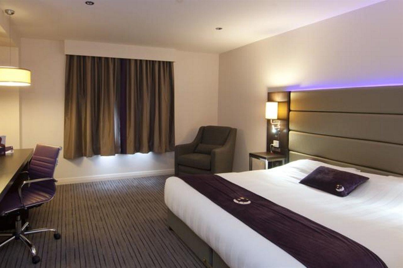 Premier Inn Glasgow East Kilbride - Peel Park Exterior photo